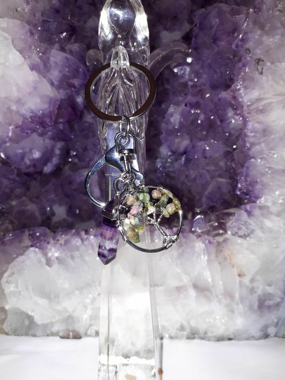Edelstein Lebensbaum Schlüsselanhänger Wassermelonen-Turmalin mit Amethyst Spitze Edelstein Lebensbaum Schlüsselanhänger Wassermelonen-Turmalin mit Amethyst Spitze