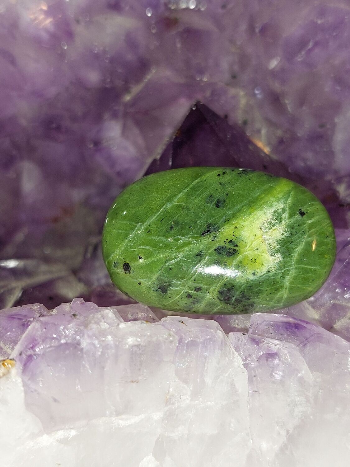 Nephrit-Jade ungelocht Nephrit-Jade ungelocht