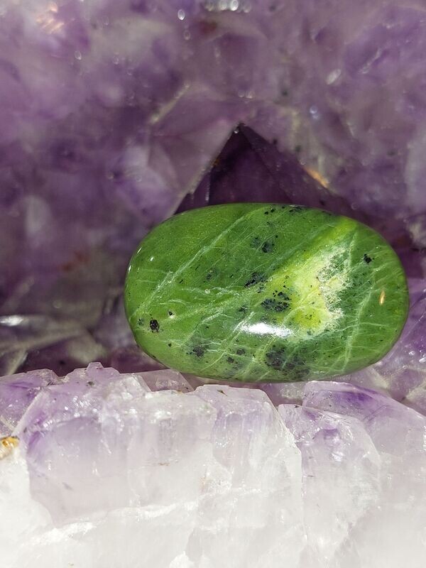 Nephrit-Jade ungelocht Nephrit-Jade ungelocht