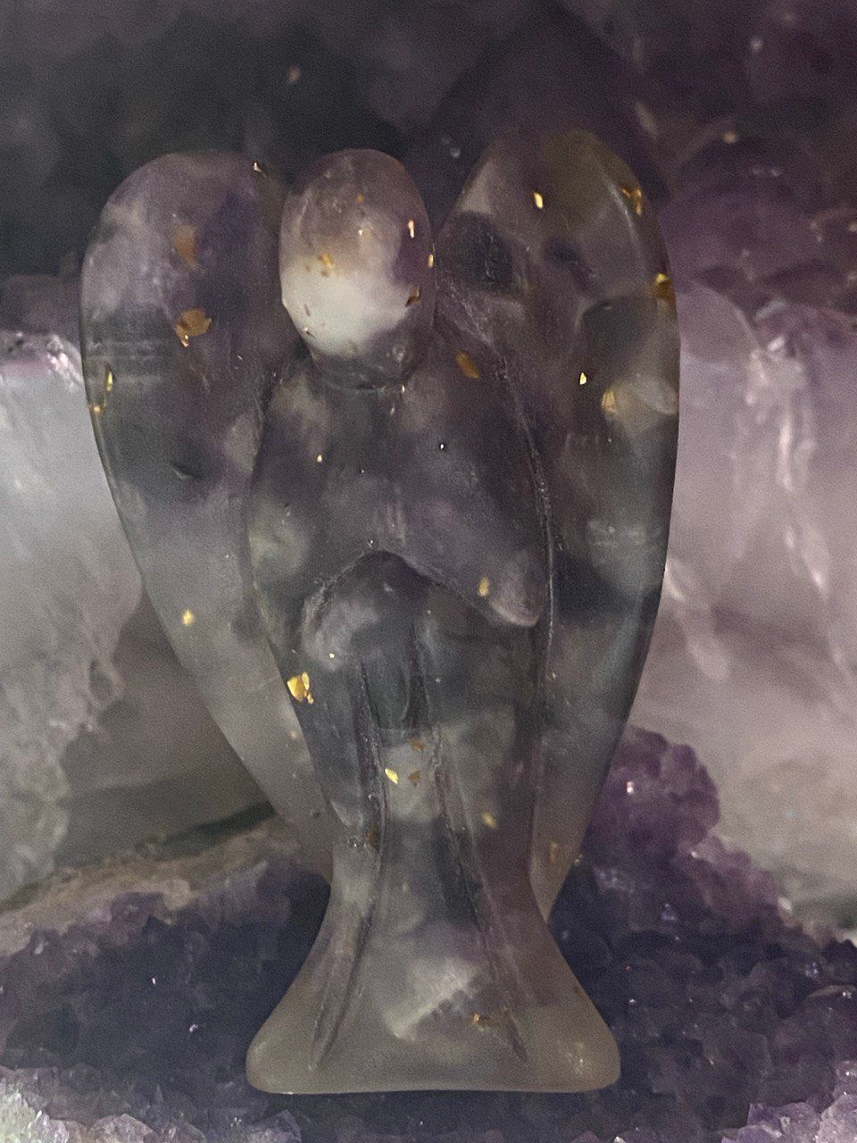 Amethyst Engel stehend mit goldenen Phyriteinschüssen Amethyst Engel stehend mit goldenen Phyriteinschüssen