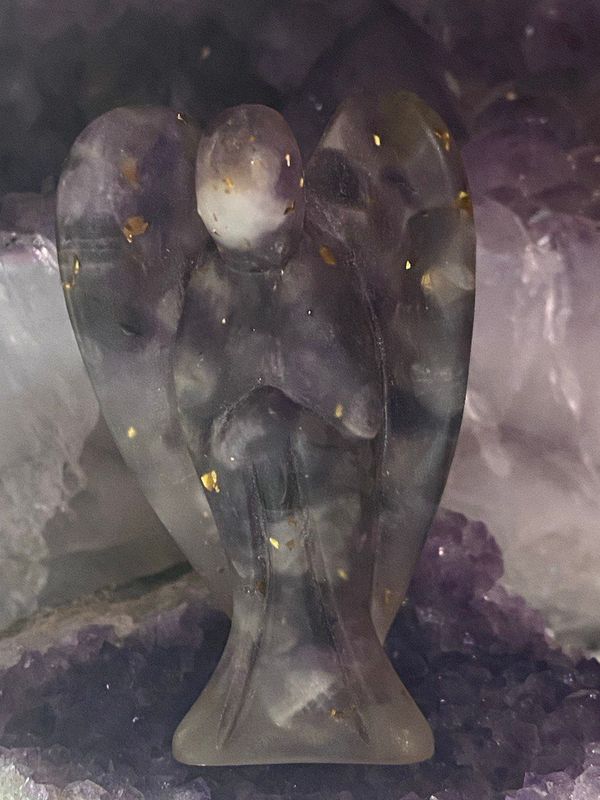 Amethyst Engel stehend mit goldenen Phyriteinschüssen Amethyst Engel stehend mit goldenen Phyriteinschüssen
