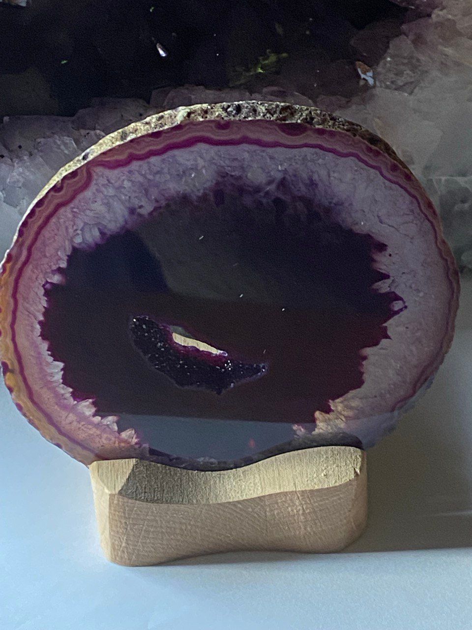 Achatscheiben-Leuchte lila mit auskristallisierendem Bergkristall