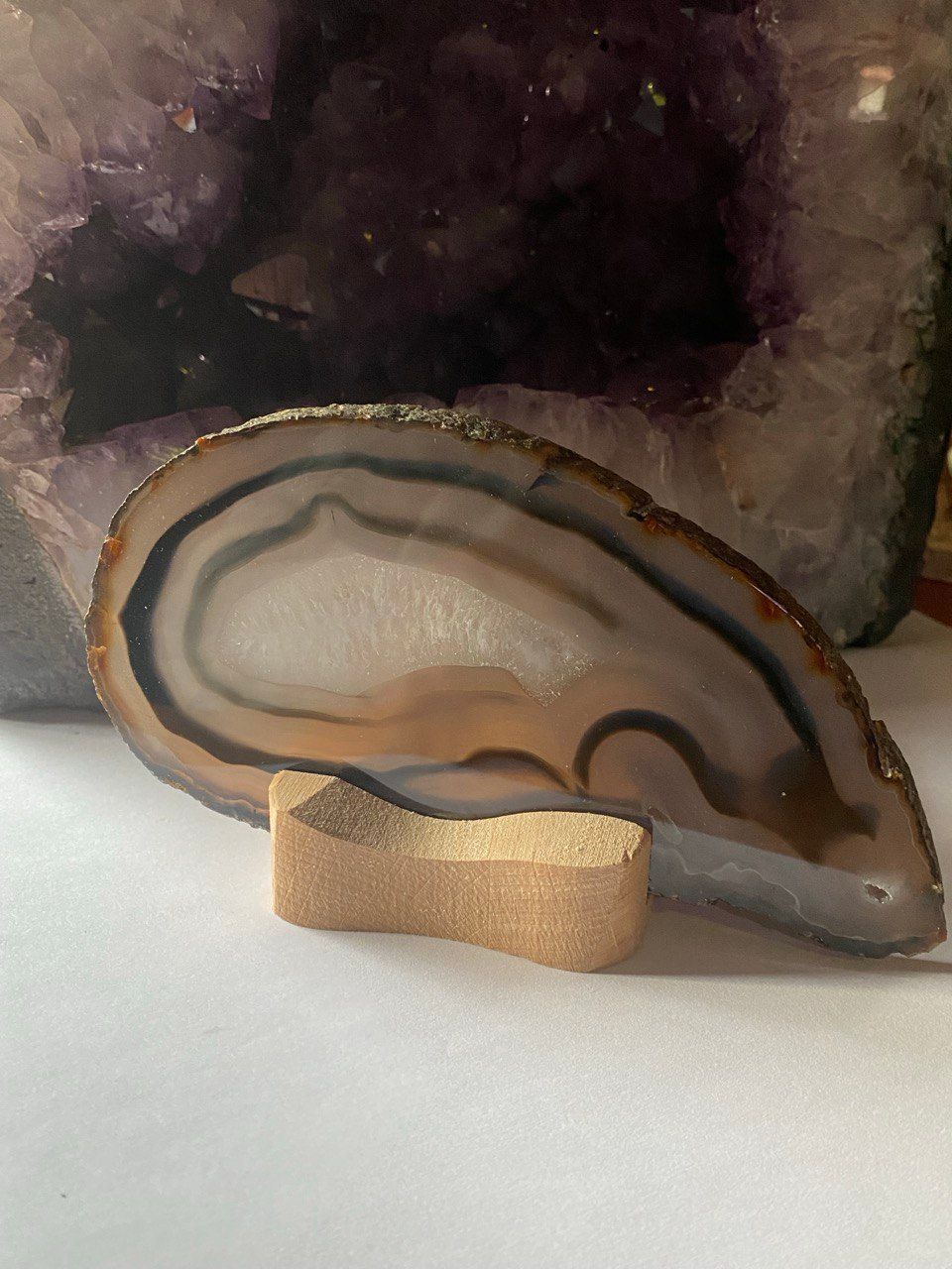 Achatscheiben-Leuchte beige mit auskristallisierendem Bergkristall