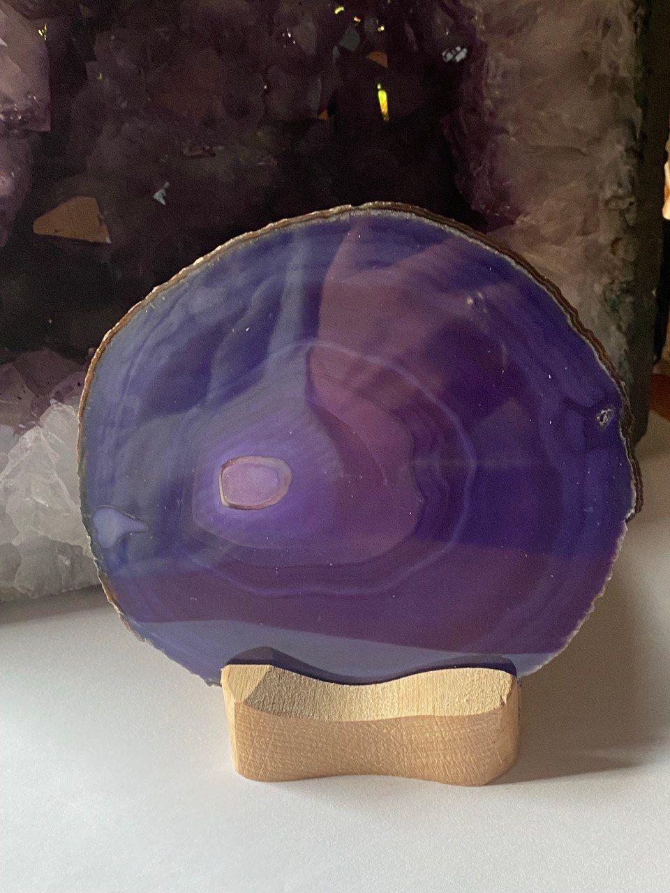 Achatscheiben-Leuchte lila mit auskristallisierendem Bergkristall