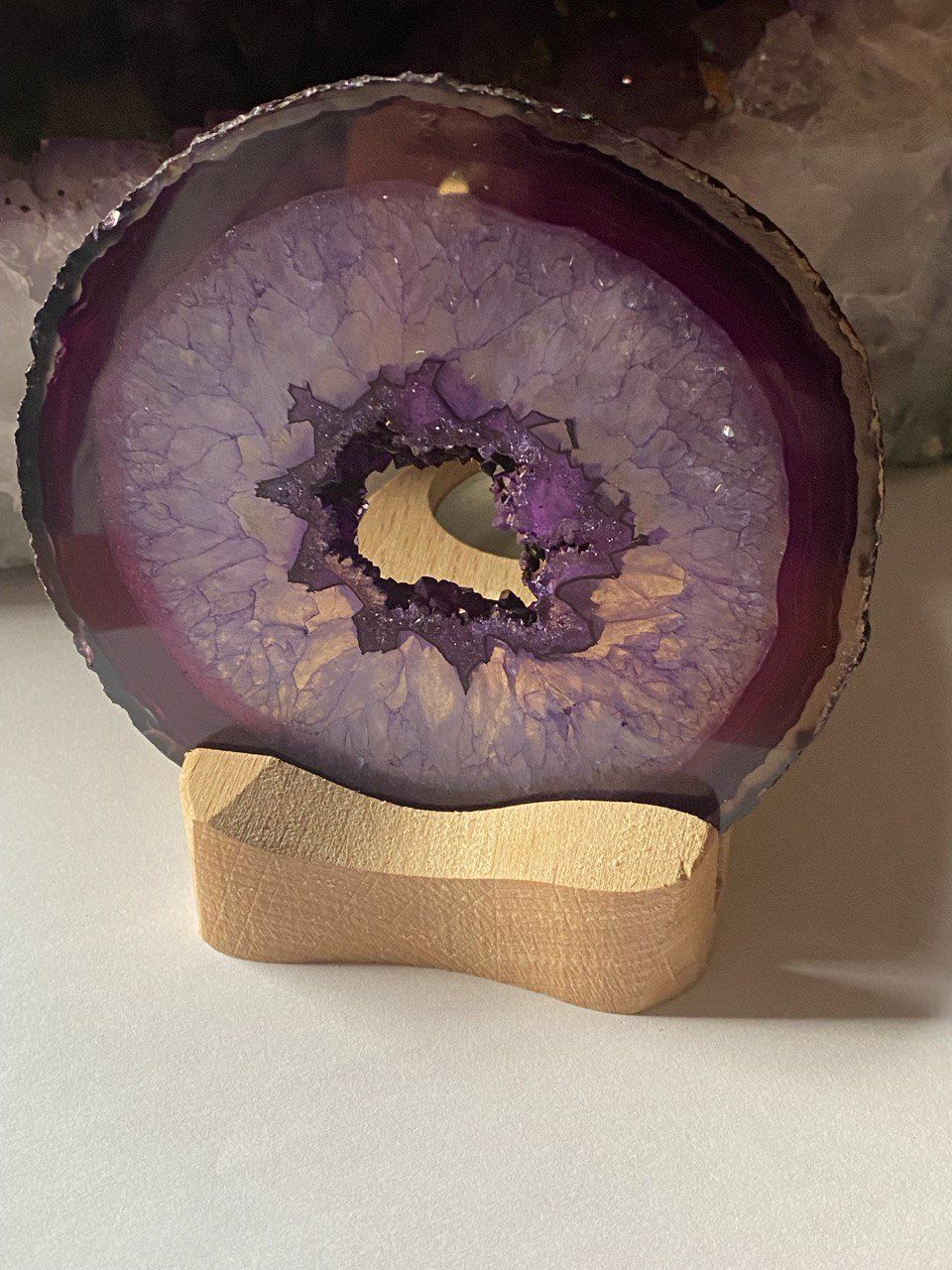 Achatscheiben-Leuchte lila mit auskristallisierendem Bergkristall