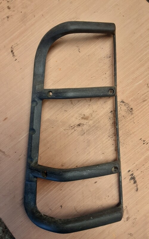LAND ROVER DISCOVERY 2 NSR REAR UPPER LIGHT GUARD