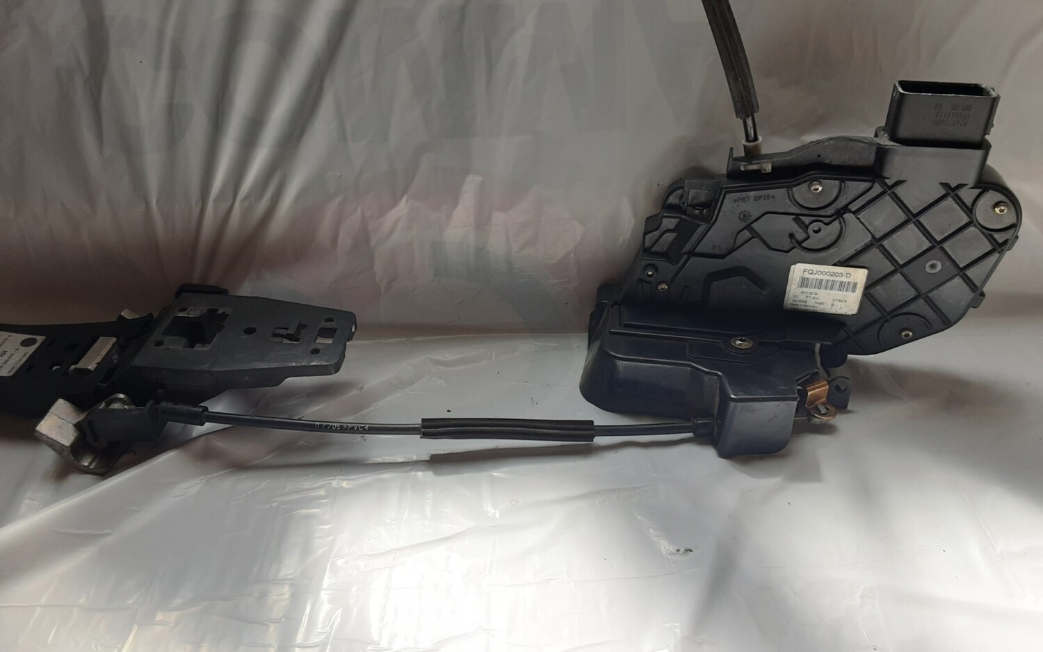 LAND ROVER DISCOVERY 3 FRONT RIGHT SIDE DRIVERS OSF DOOR LATCH FQJ000203D