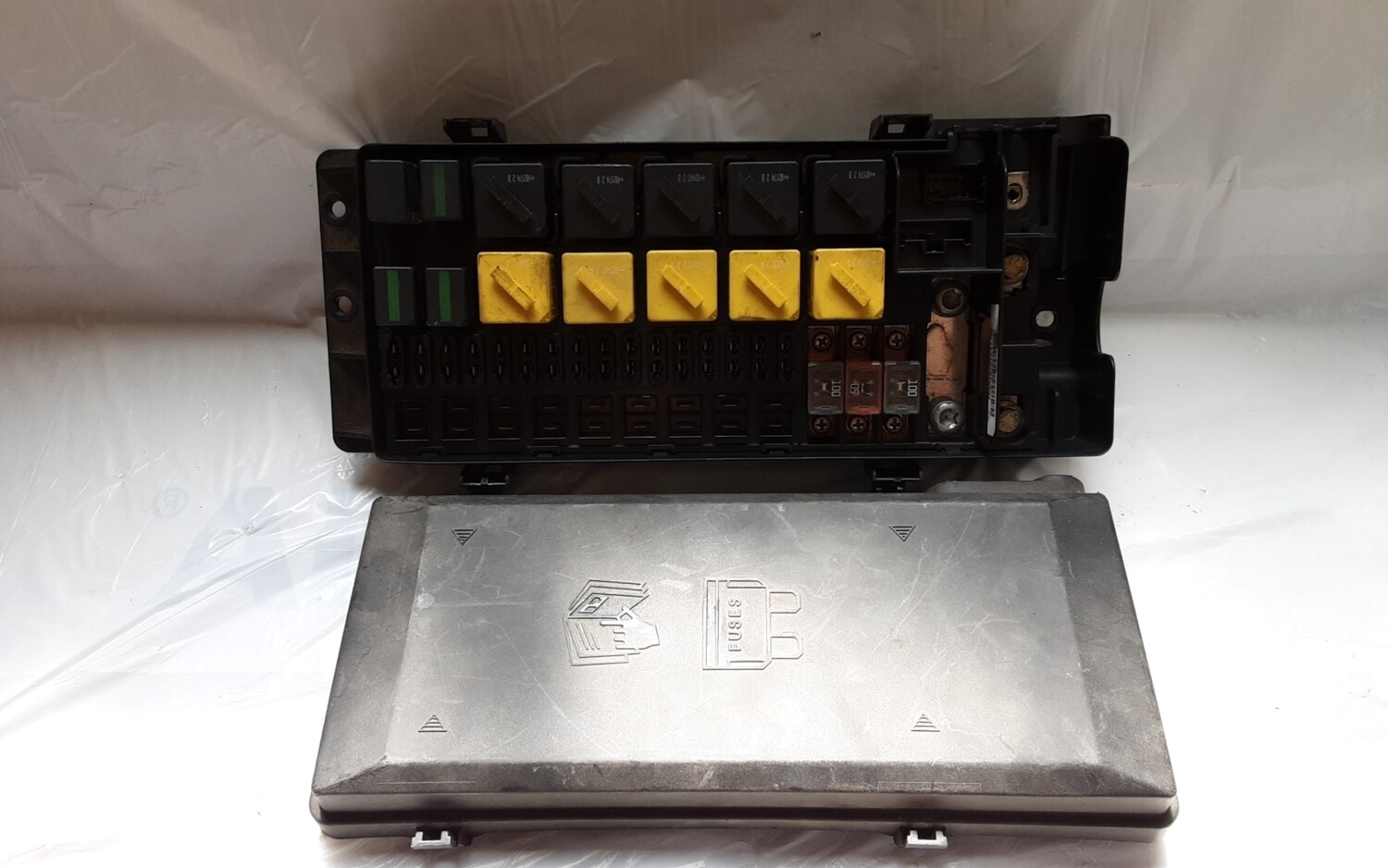 LAND ROVER DISCOVERY 2 TD5 V8 UNDER BONNET FUSE AND RELAY CONTROL BOX YQE000300