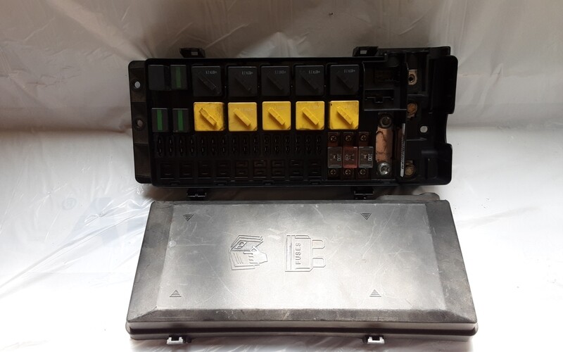 LAND ROVER DISCOVERY 2 TD5 V8 UNDER BONNET FUSE AND RELAY CONTROL BOX YQE000300