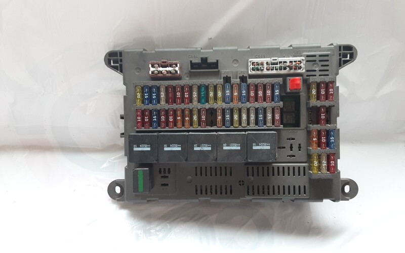 LAND ROVER FREELANDER 1 TD4 INTERIOR TD4 FUSE AND RELAY BOX YQE500150