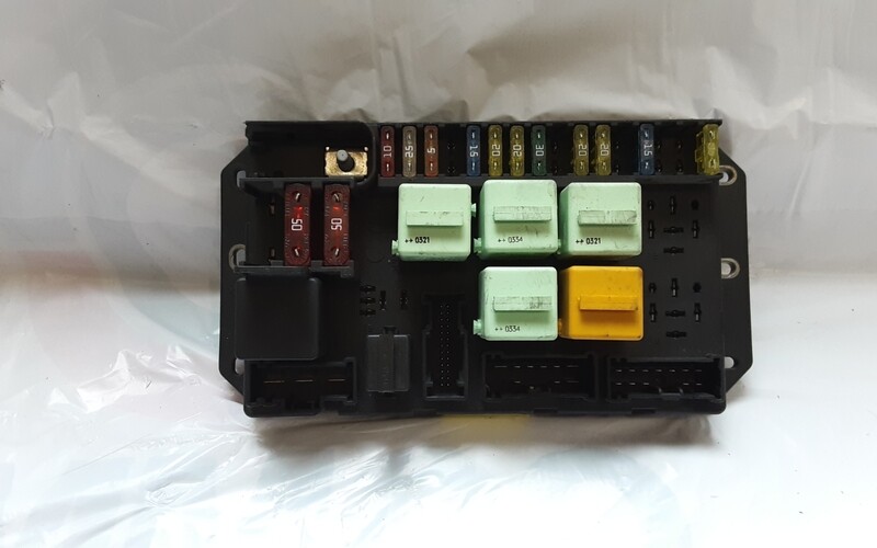 RANGE ROVER L322 4.4 FUSE AND RELAY BOX YQE000351