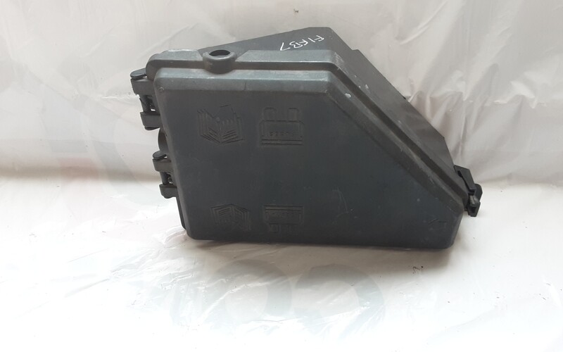 LAND ROVER FREELANDER 1 FUSE AND RELAY BOX YQE500330