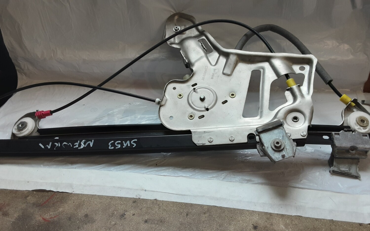RANGE ROVER L322 NSF FRONT LEFT PASSENGER SIDE WINDOW REGULATOR CUH000192
