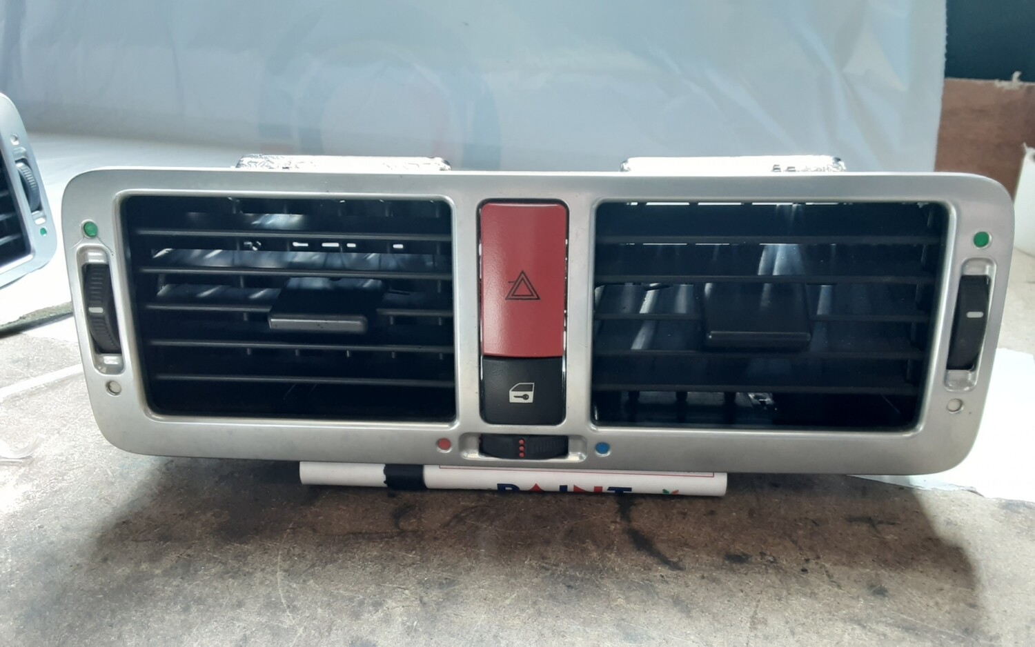 RANGE ROVER L322 CENTRE AIR VENT WITH HAZARD SWITCH JBD00022PUY