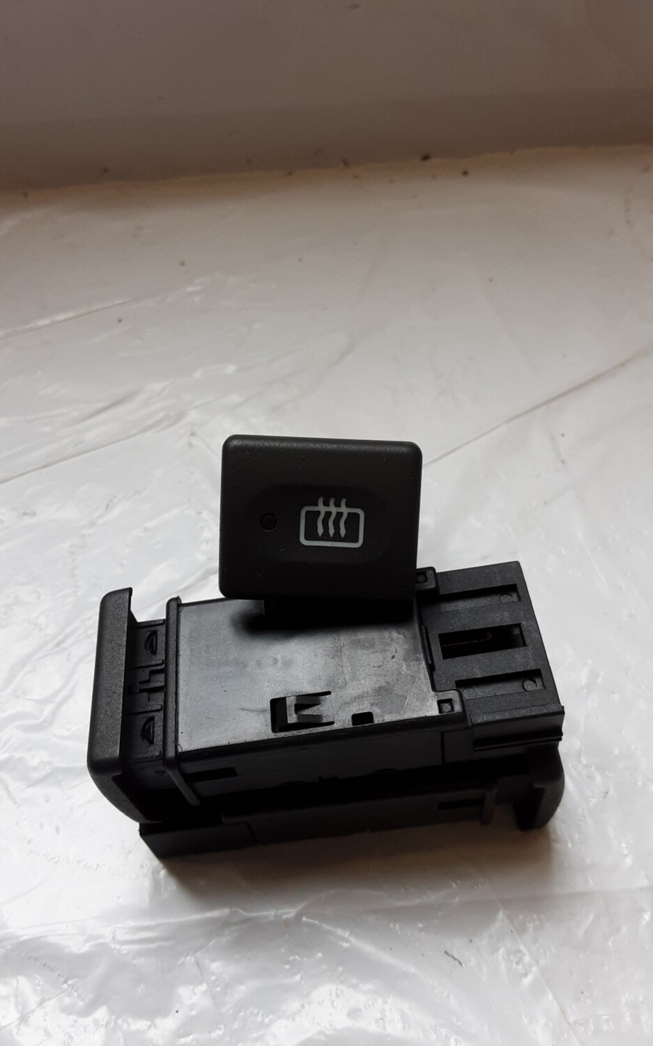 LAND ROVER DISCOVERY 2 HEATED REAR WINDOW PUSH SWITCH YUG102540