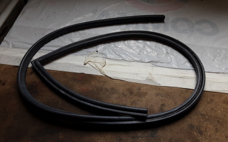 LAND ROVER DEFENDER 90 LH ROOF TO SIDE PANEL RUBBER SEAL MXC3677