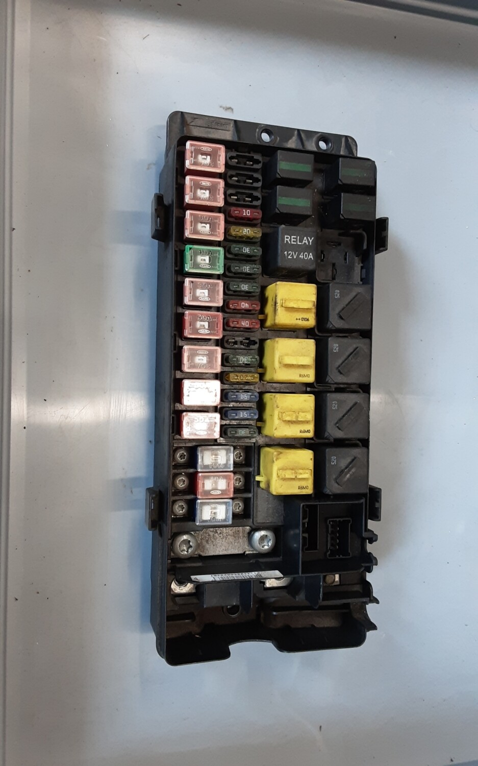 LAND ROVER DISCOVERY 2 TD5 UNDER BONNET FUSE BOX YQE103800