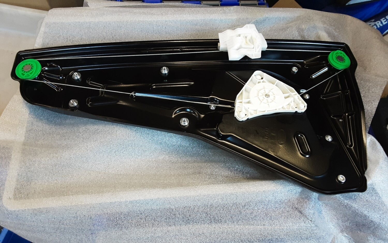 LAND ROVER DISCOVERY 4 GENUINE RIGHT HAND REAR WINDOW REGULATOR LR052108