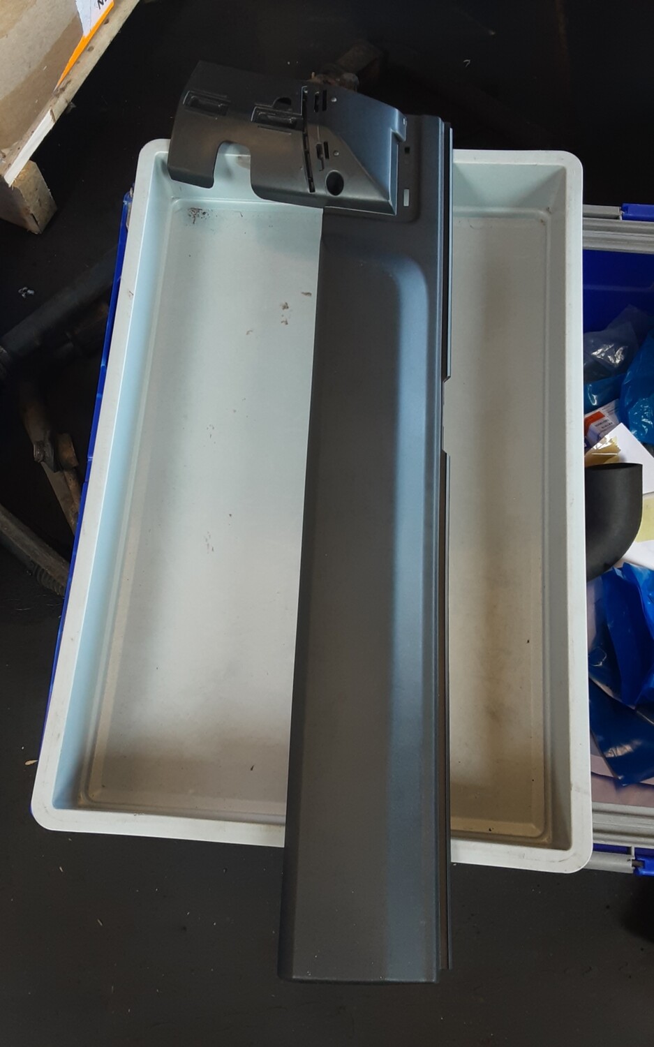 LAND ROVER DISCOVERY 4 DOOR MOULDING LH 9H22 20171