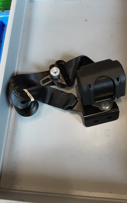 LAND ROVER DEFENDER LEFT HAND SIDE SEAT BELT 615237400C