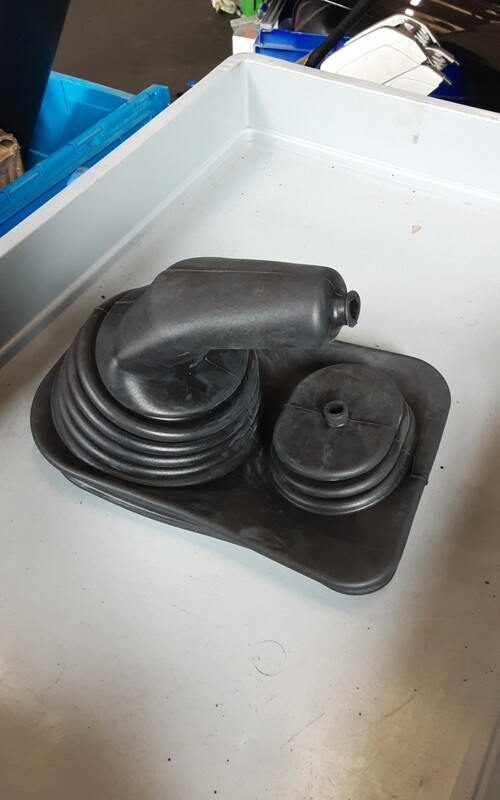 LAND ROVER DEFENDER GEAR STICK RUBBER GAITER BTR1698