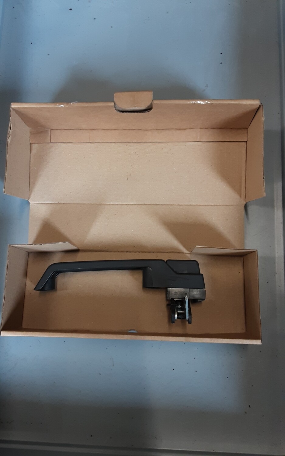 LAND ROVER DEFENDER 110 RIGHT REAR DOOR HANDLE ASSEMBLY LR066529