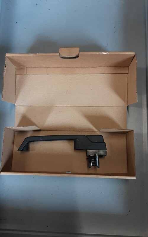LAND ROVER DEFENDER 110 RIGHT REAR DOOR HANDLE ASSEMBLY LR066529