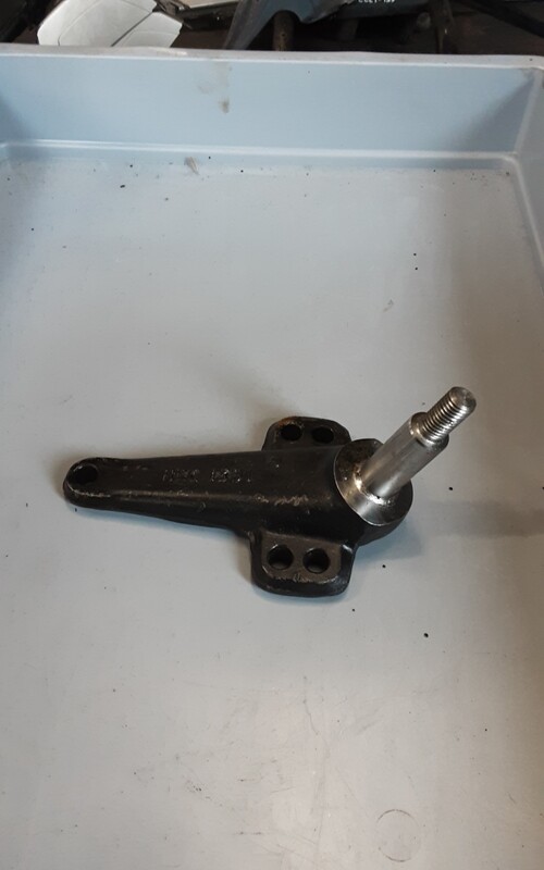LAND ROVER DEFENDER SHOCK ABSORBER MOUNT HRC1391
