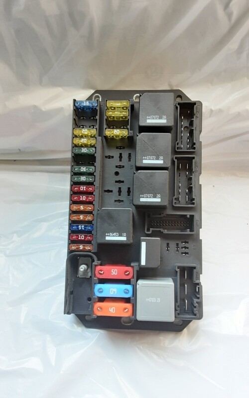 RANGE ROVER L322 REAR FUSE BOX YQE500370