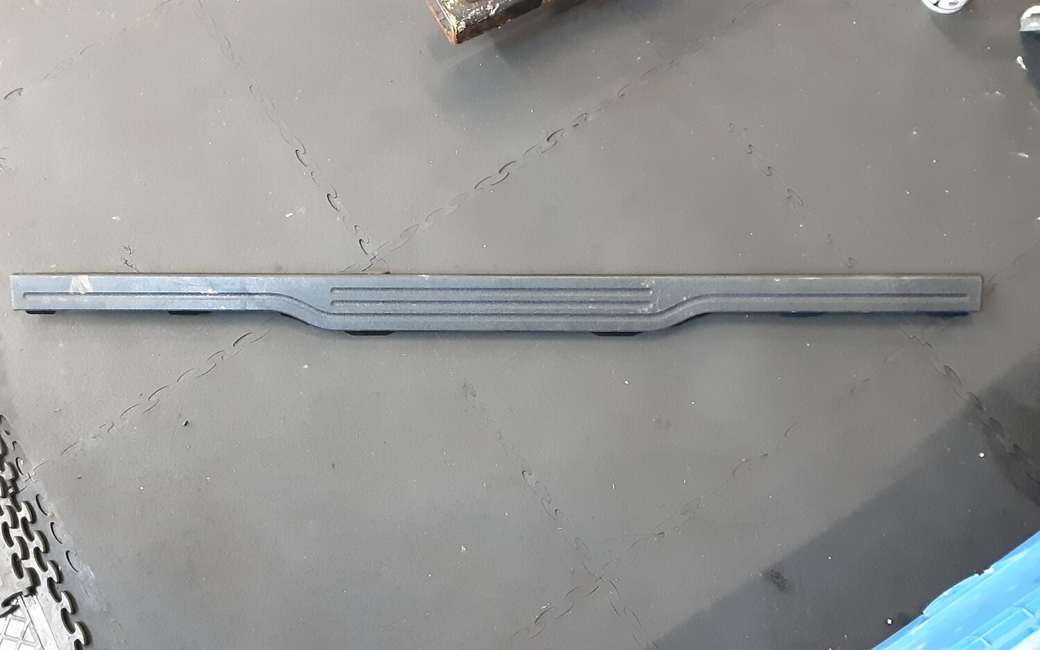 RANGE ROVER L322 LOWER TAILGATE TRIM EQY 500190