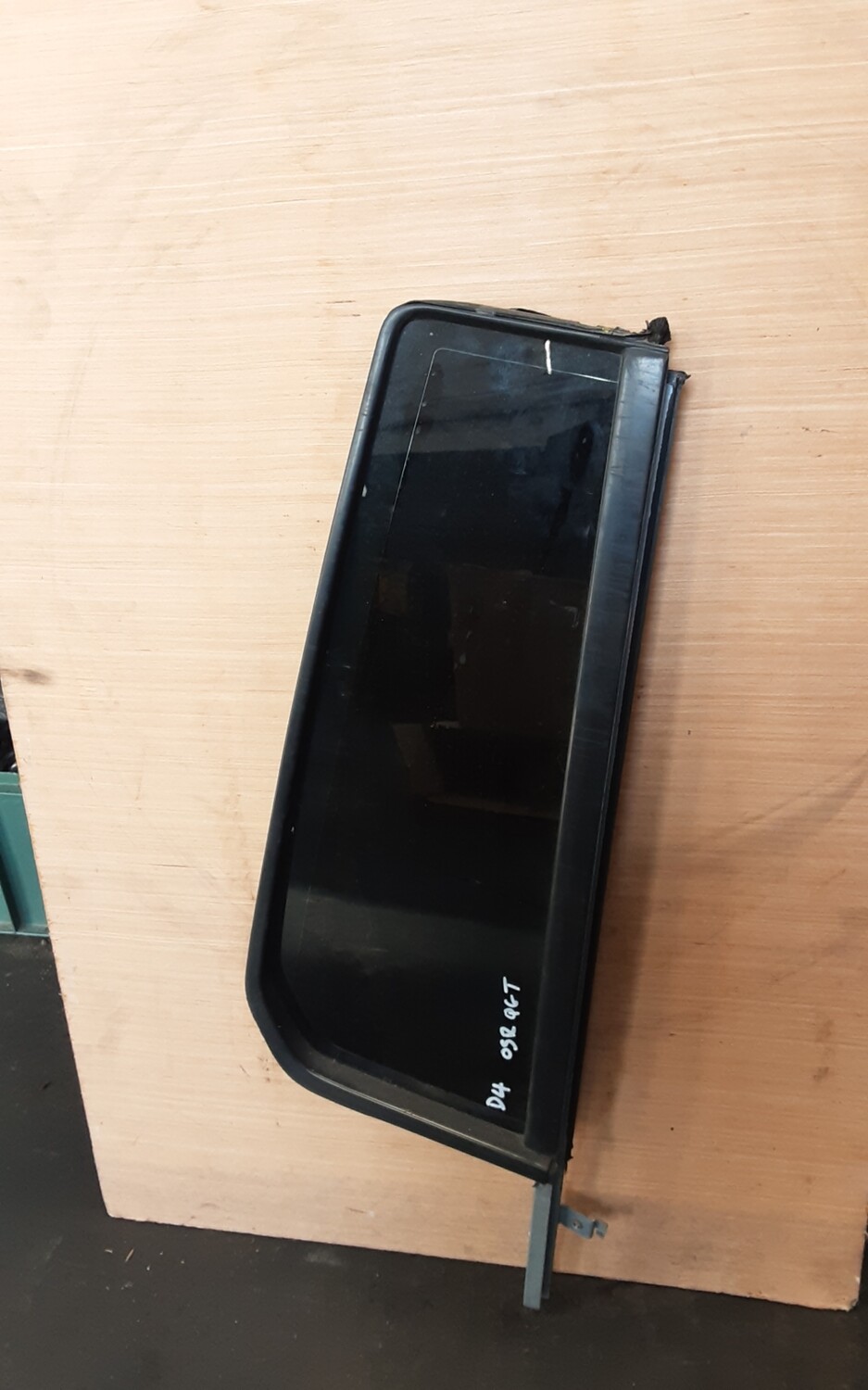 LAND ROVER DISCOVERY 4 OSR DRIVERS SIDE REAR QUARTER WINDOW GLASS DARK TINTED
