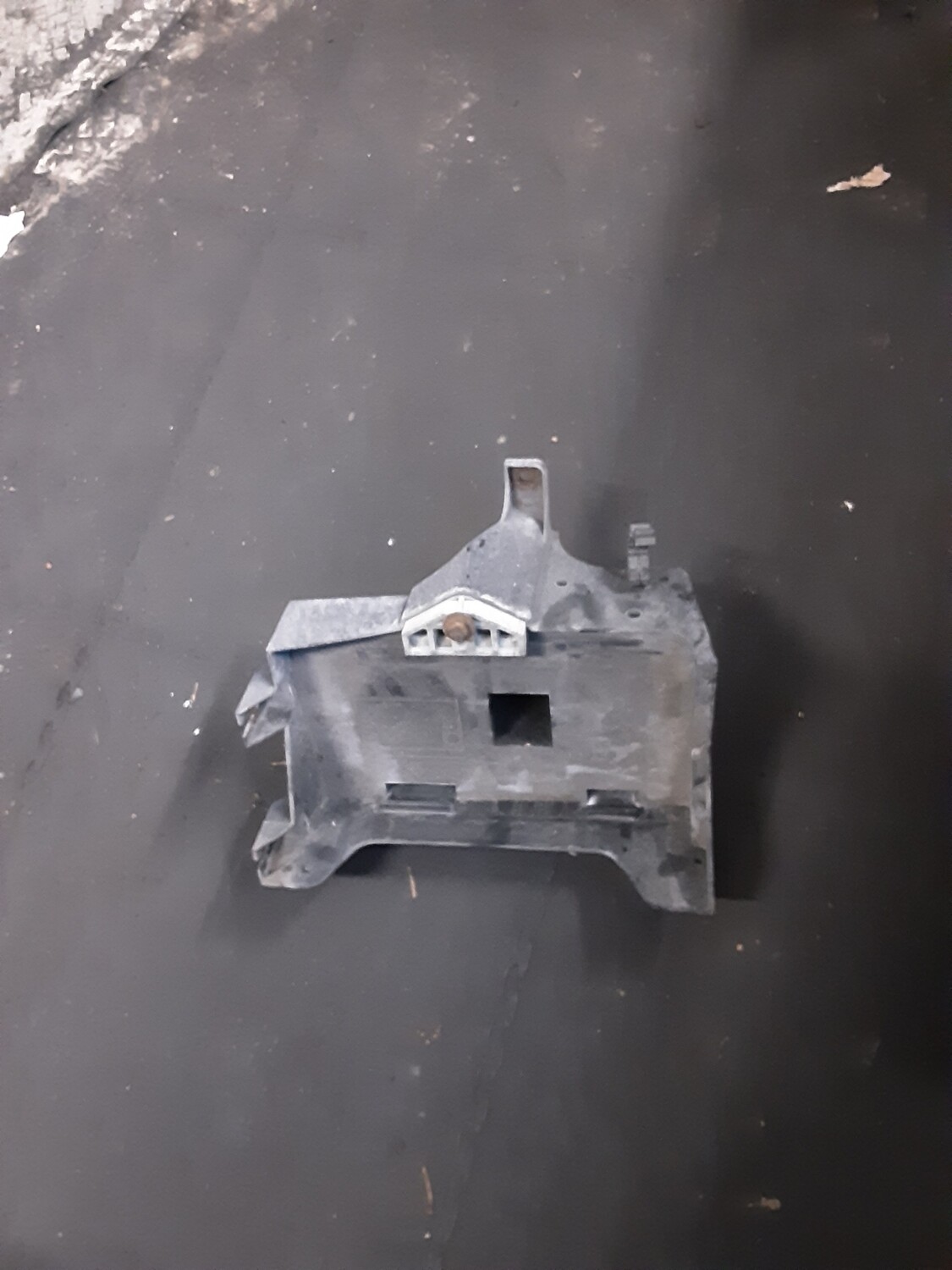 LAND ROVER FREELANDER 1 BATTETY TRAY YJ1100190
