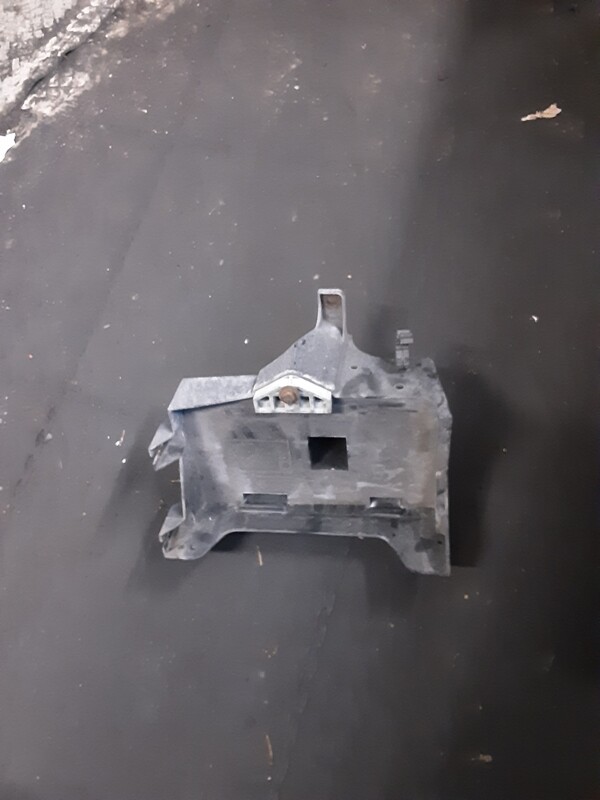 LAND ROVER FREELANDER 1 BATTETY TRAY YJ1100190