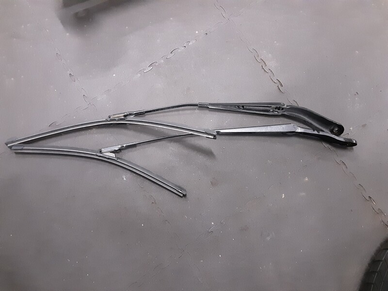 LAND ROVER FREELANDER 2 WIPER ARMS WITH BLADES