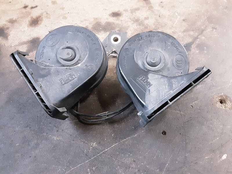 JAGUAR XF PAIR OF HORNS