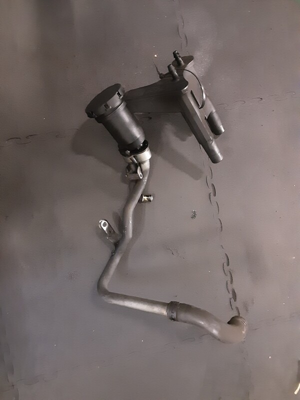  RANGE ROVER JAGUAR 2.7 TDV6 OIL BREATHER SEPERATOR 4R8Q 6A 785 AE
