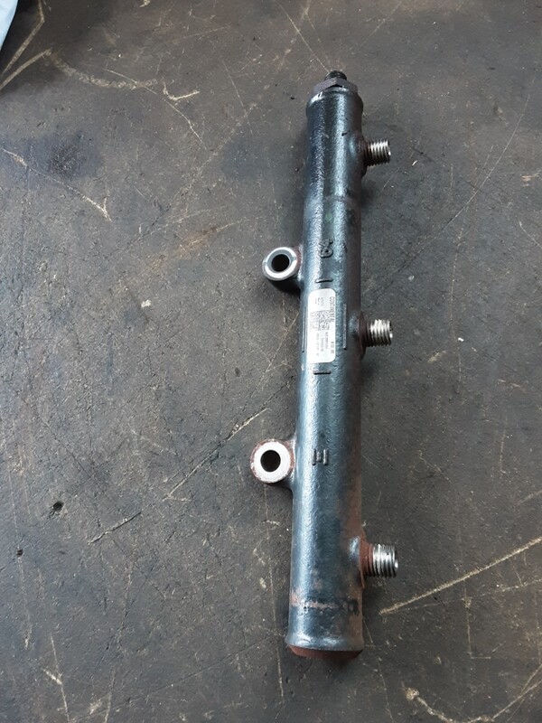 JAGUAR XF 2.7 DIESEL FUEL RAIL 4R8Q 90280 BC