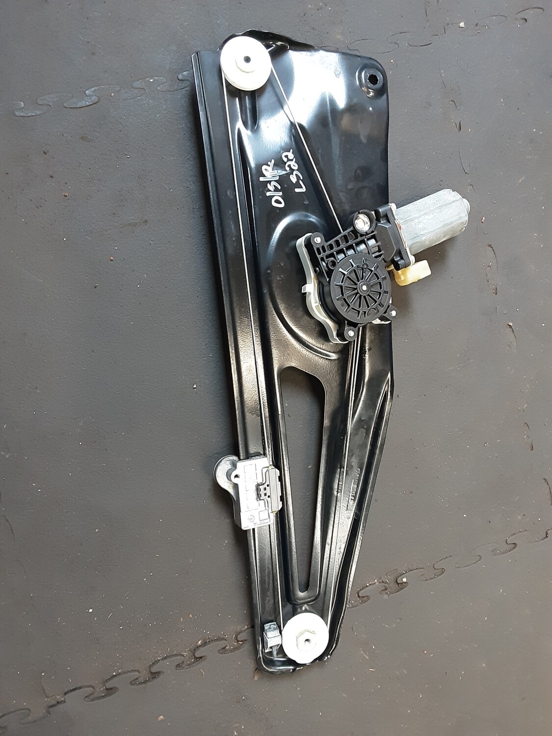 RANGE ROVER L322 REAR RIGHT DRIVERS SIDE WINDOW REGULATOR CVH500100