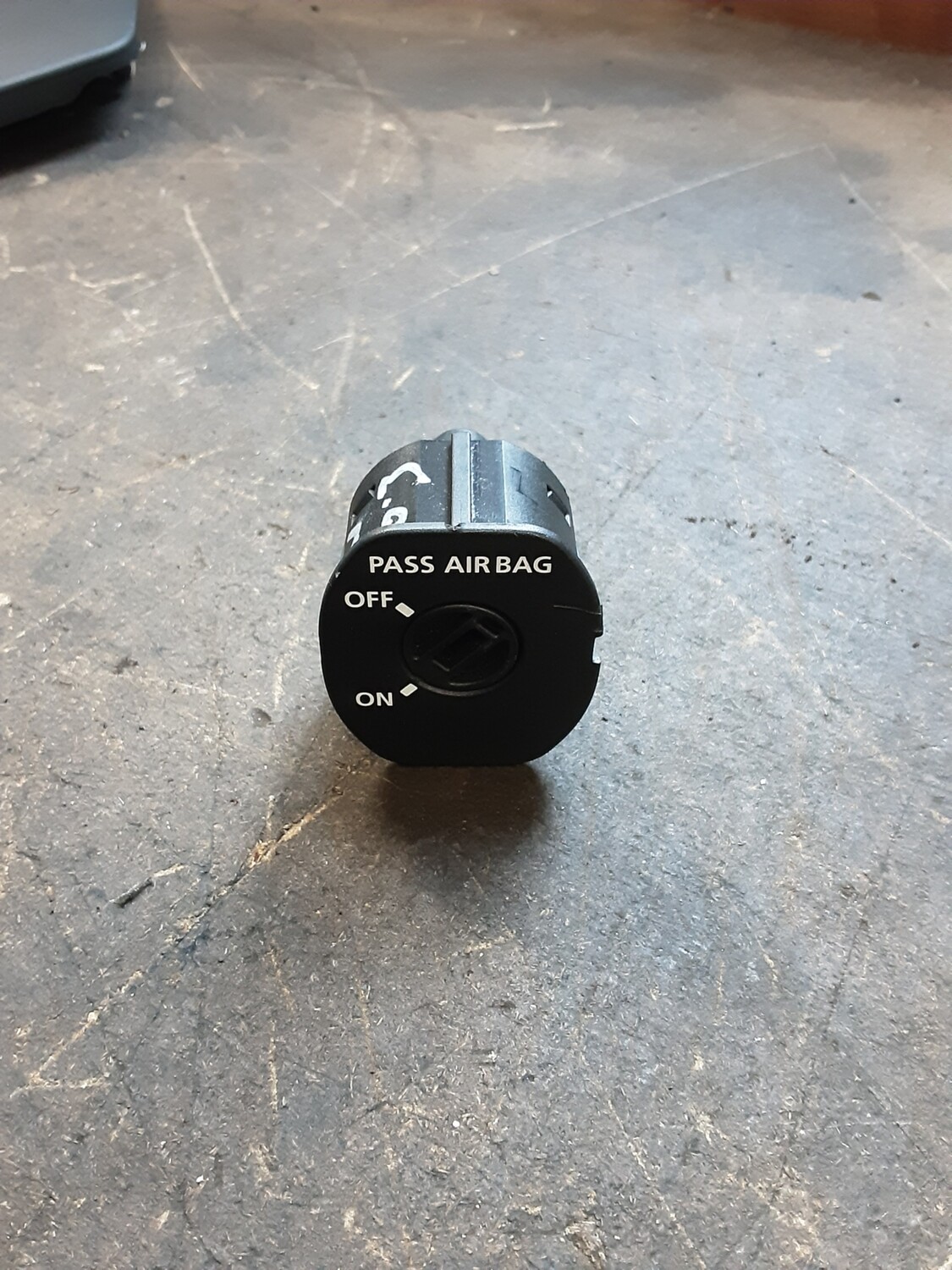 RANGE ROVER L322 PASSENGER SIDE RESTRAINT ON/OFF AIRBAG SWITCH YWL500060PUY