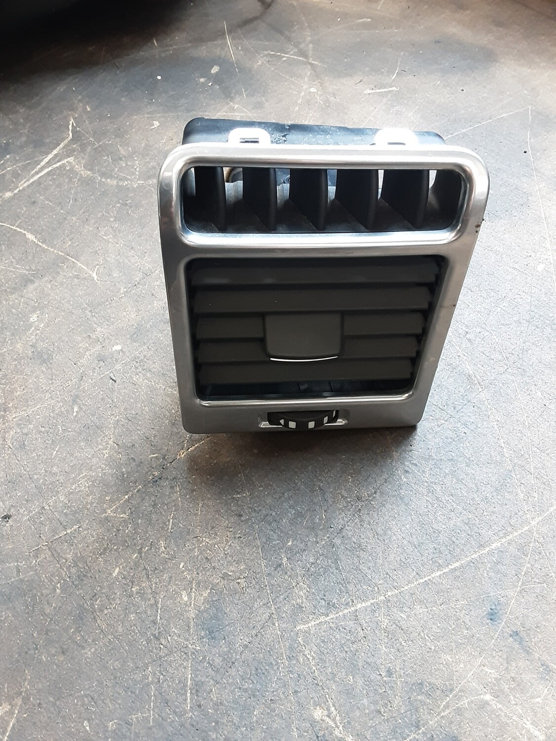 RANGE ROVER L322 RIGHT SIDE AIR VENT JBD500260