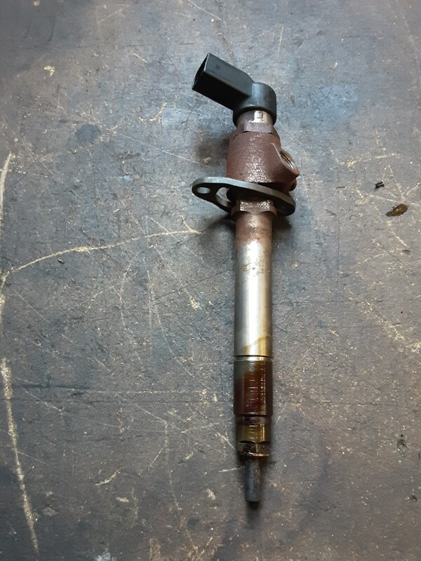 JAGUAR XF 2.7 TDV6 DIESEL FUEL INJECTOR 5U3Q 9K546 AA