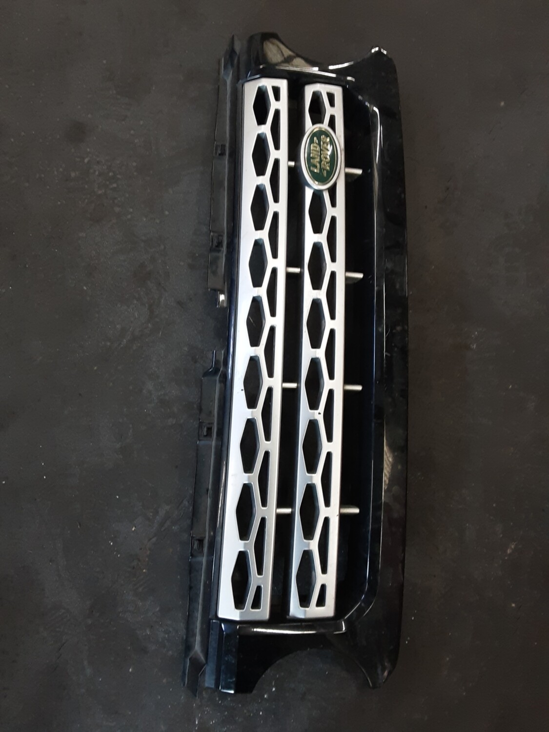LAND ROVER DISCOVERY 4 FRONT GRILLE 09-13 AH22 8138 BW