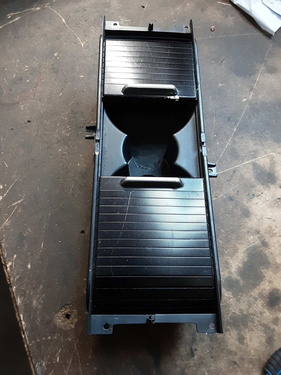 RANGE ROVER L322 CENTRE CONSOLE DRINKS CUP HOLDER FJI500180