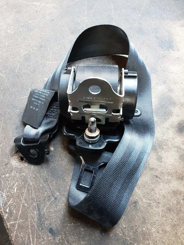LAND ROVER DISCOVERY 4 DRIVERS SIDE REAR OSR SEATBELT 8H22F611B68ABW