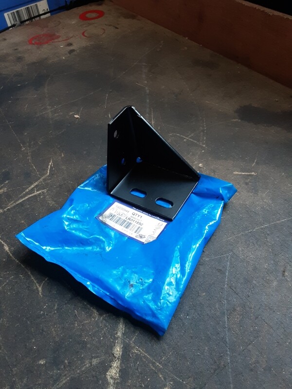 LAND ROVER DEFENDER 110 4 DOOR GALVANISED REAR BODY SUPPORT BRACKET LR011890