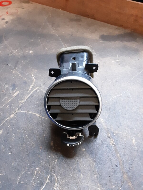 LAND ROVER DISCOVERY 4 OUTER RIGHT AIR VENT AH22 01454 C