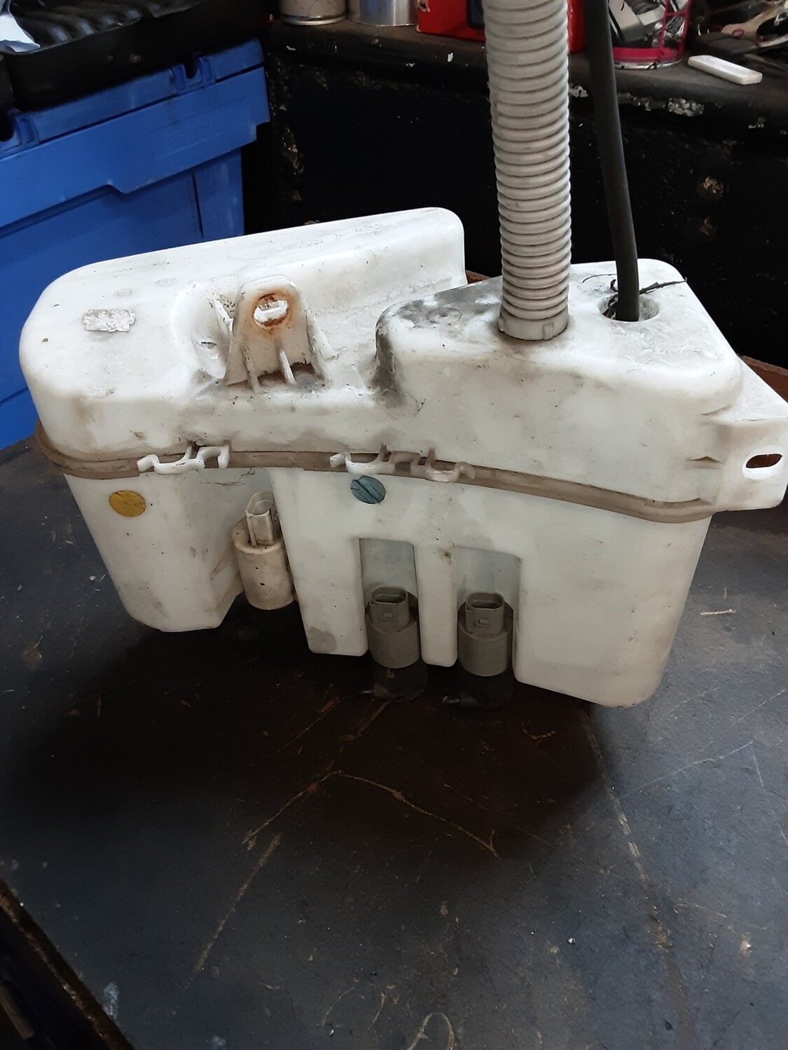RANGE ROVER L322 TDV8 3.6 WINDSCREEN WASHER BOTTLE WITH PUMPS DMB500061