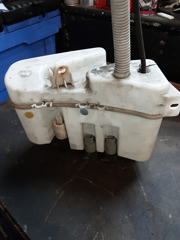 RANGE ROVER L322 TDV8 3.6 WINDSCREEN WASHER BOTTLE WITH PUMPS DMB500061