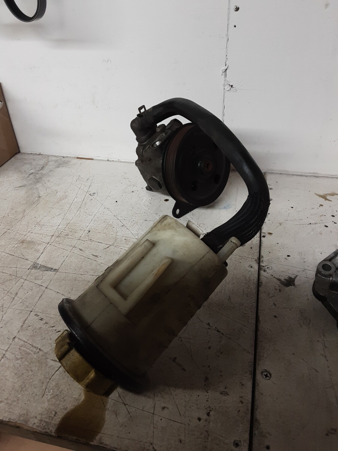 RANGE ROVER SPORT DISCOVERY 4 3.0 POWER STEERING PUMP WITH BOTTLE AH22 3A696 AB