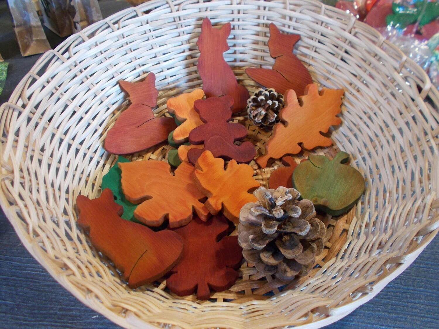 Figurine en bois teint - Decoration d'automne - Pieces pour mobile Figurine en bois teint - Decoration d'automne - Pieces pour mobile